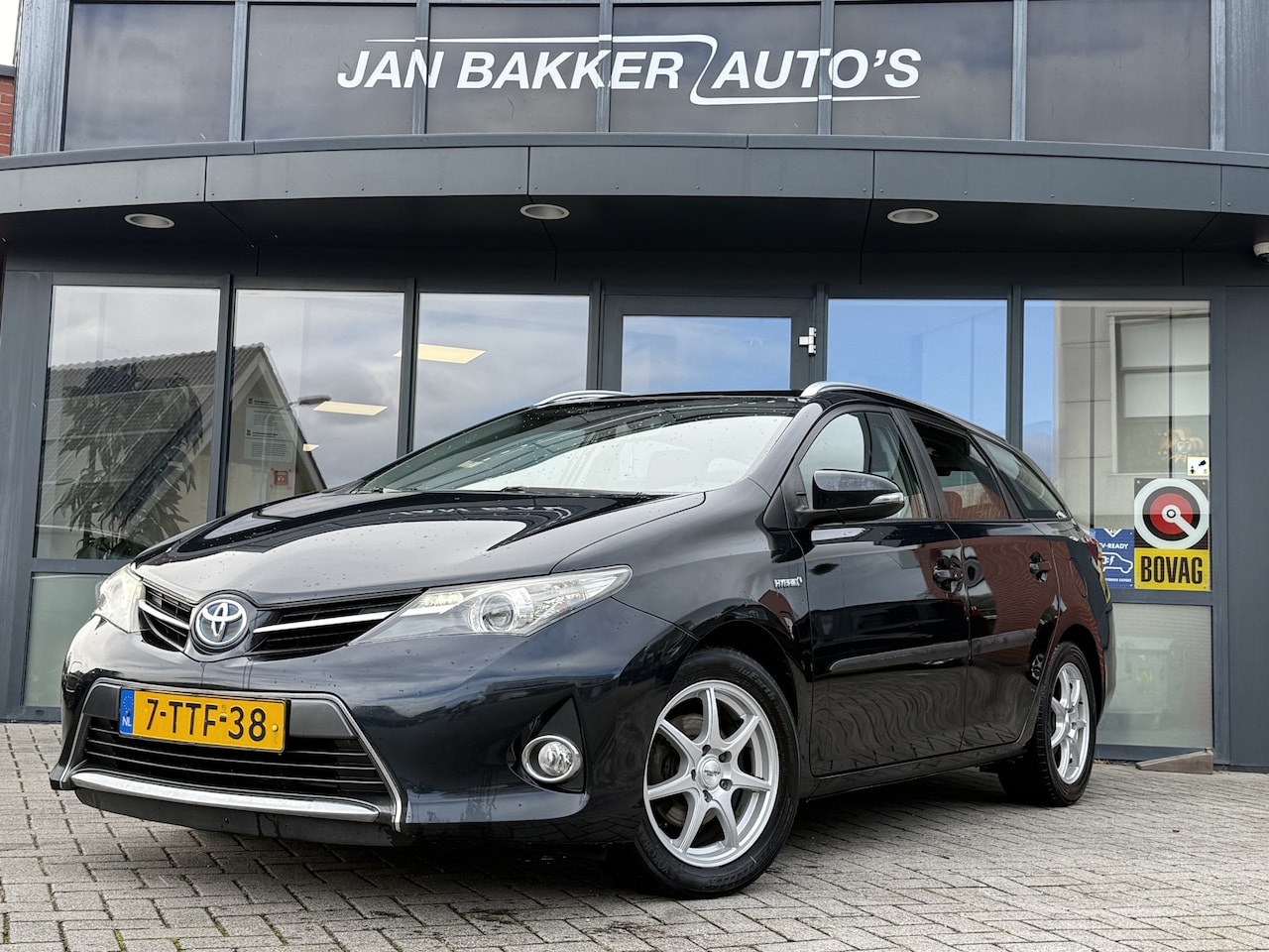 Toyota Auris Touring Sports - 1.8 Hybrid Aspiration ✅ Camera ✅ Automaat ✅ Clima ✅ Trekhaak - AutoWereld.nl