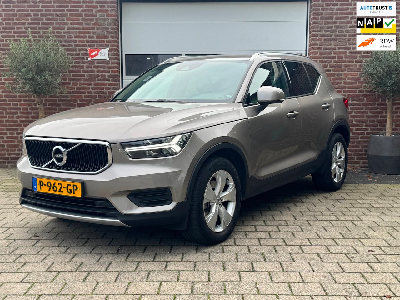 Volvo XC40 - 2.0 B3 Momentum Business|Adaptive-Cruise|Keyless|NL Auto| - AutoWereld.nl