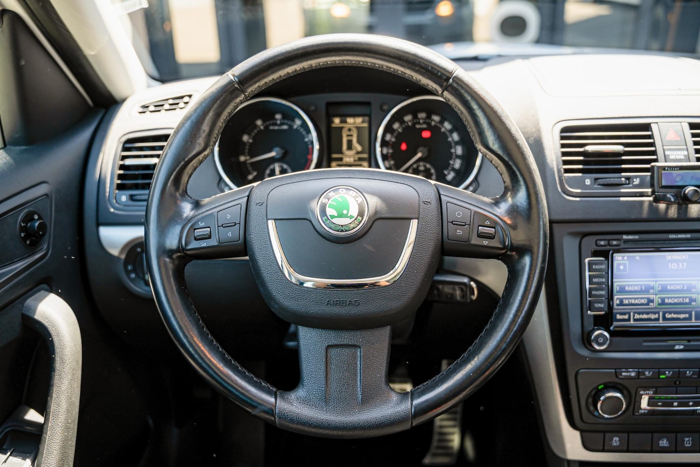 Skoda Yeti 1.8 TSI 160 ch 4x4 Elegance • Toit pano • GPS • Attelage • Radars AV/AR • Sièges chauffants