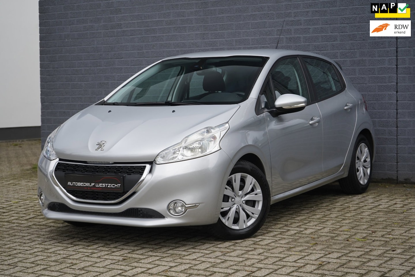 Peugeot 208 - 1.2 e-VTi Envy, Automaat, Navigatie, Airco, NAP - AutoWereld.nl