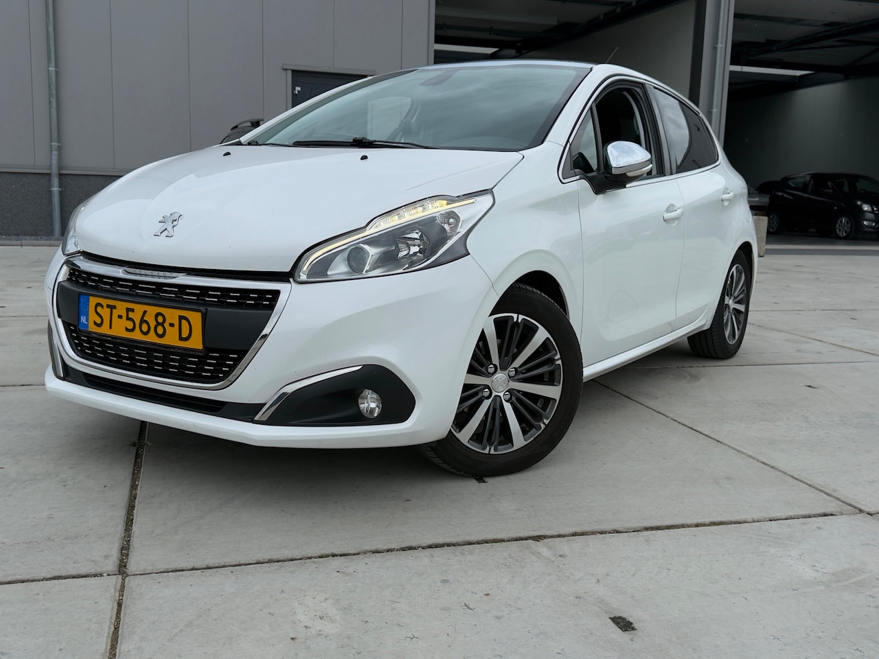 Peugeot 208 - 1.2 PureTech Allure PANO LED - AutoWereld.nl