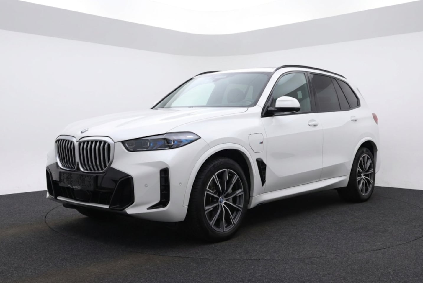 BMW X5 - xDrive50e M Sport Pano l Trekhaak l HUD l 360° l Harman Kardon | Innovation | - AutoWereld.nl