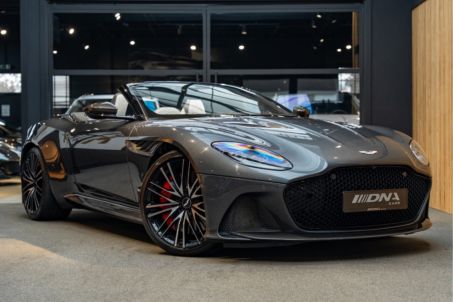 Aston Martin DBS Volante - Superleggera Carbon 5.2 V12 Superleggera - AutoWereld.nl