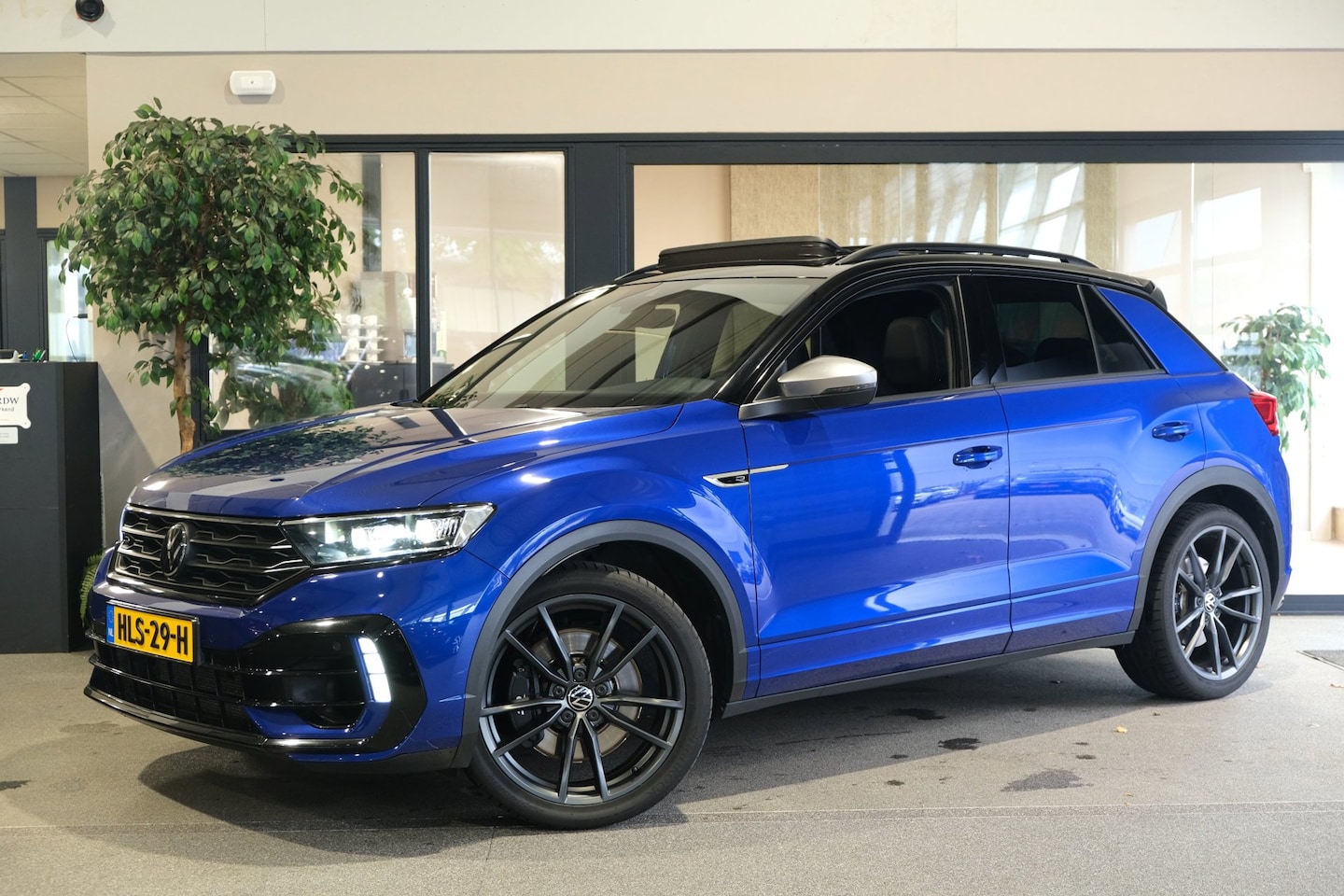 Volkswagen T-Roc - 2.0 TSI 4Motion R 300PK Akra Pano Leder Led Beats Virtual Cam Navi ACC Trekhaak - AutoWereld.nl