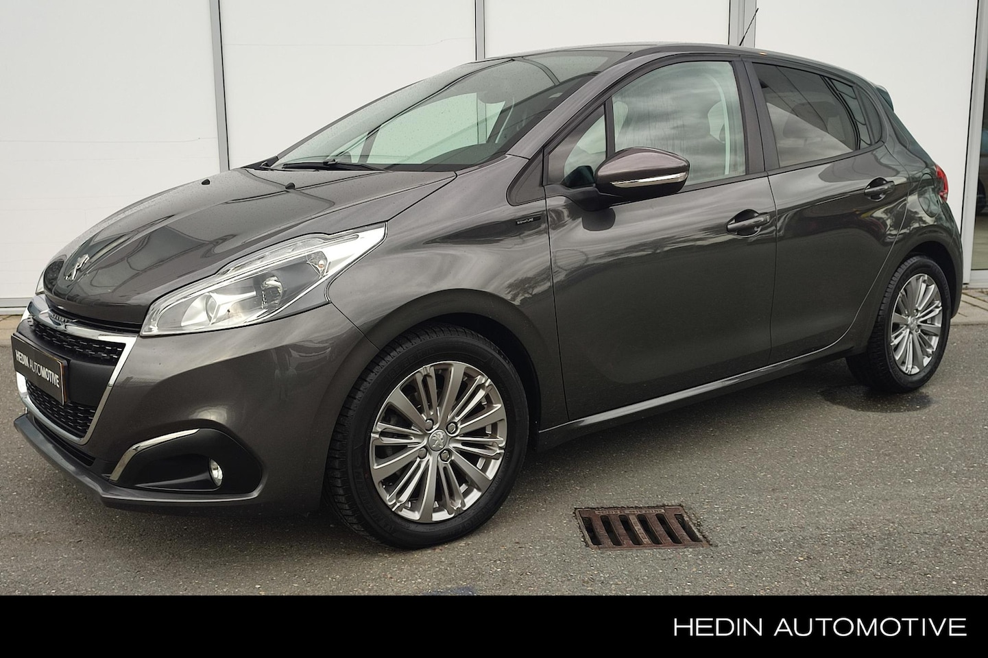 Peugeot 208 - 1.2 82PK Signature | Navigatie | 16"LMV | Parkeersensoren | Lage KM stand | Airco | - AutoWereld.nl