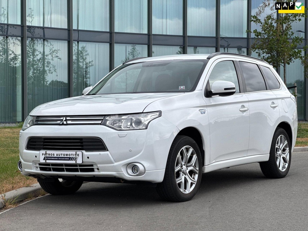 Mitsubishi Outlander - 2.0 PHEV Executive Edition // NL Auto // Trekhaak // Navi // Camera // Leder // Keyless // - AutoWereld.nl