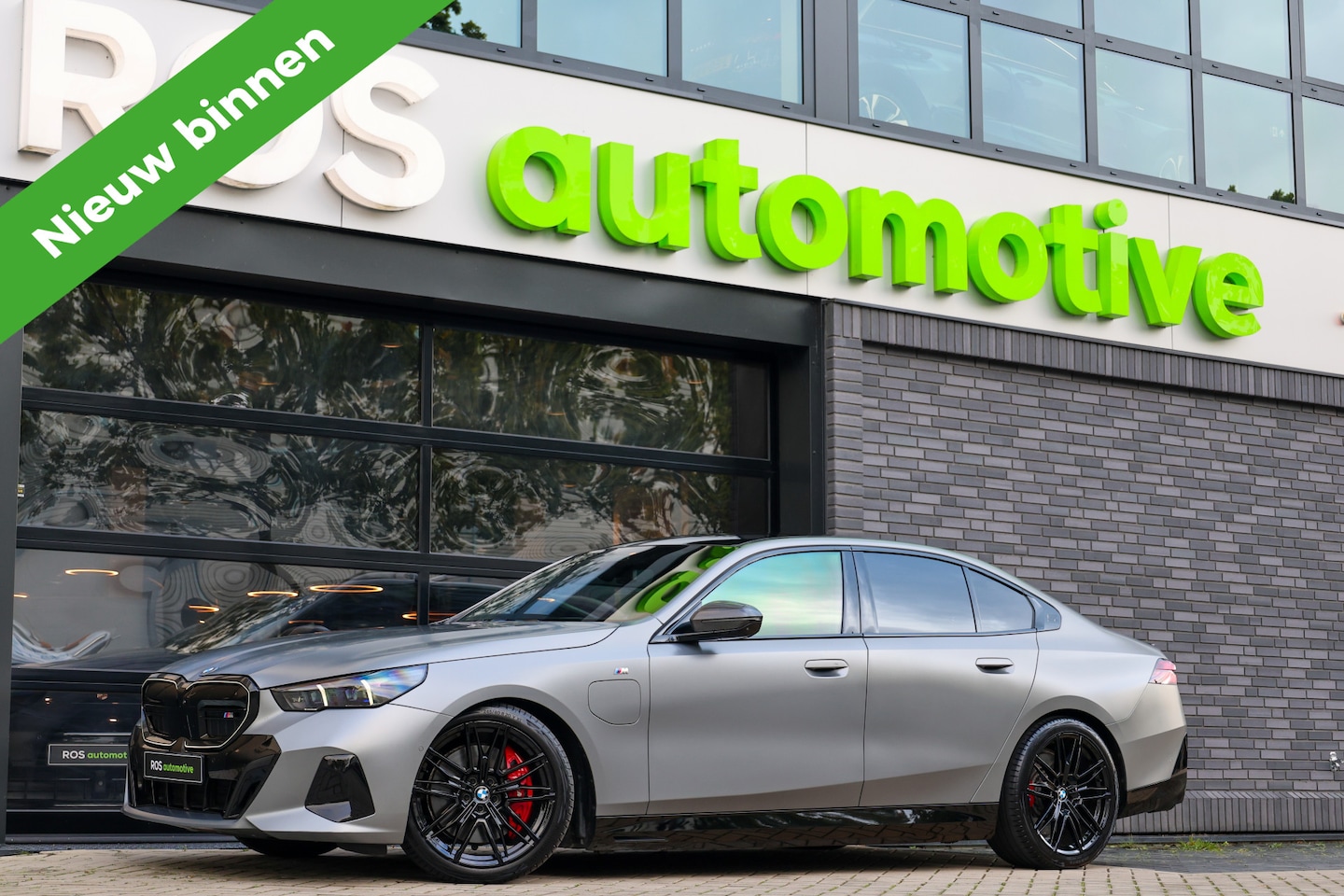 BMW 5-serie - 550e xDrive | BTW! | FULL OPTION! | PANO | B&W | M-SPORT PRO | CARBON | STOELVENTILATIE | - AutoWereld.nl
