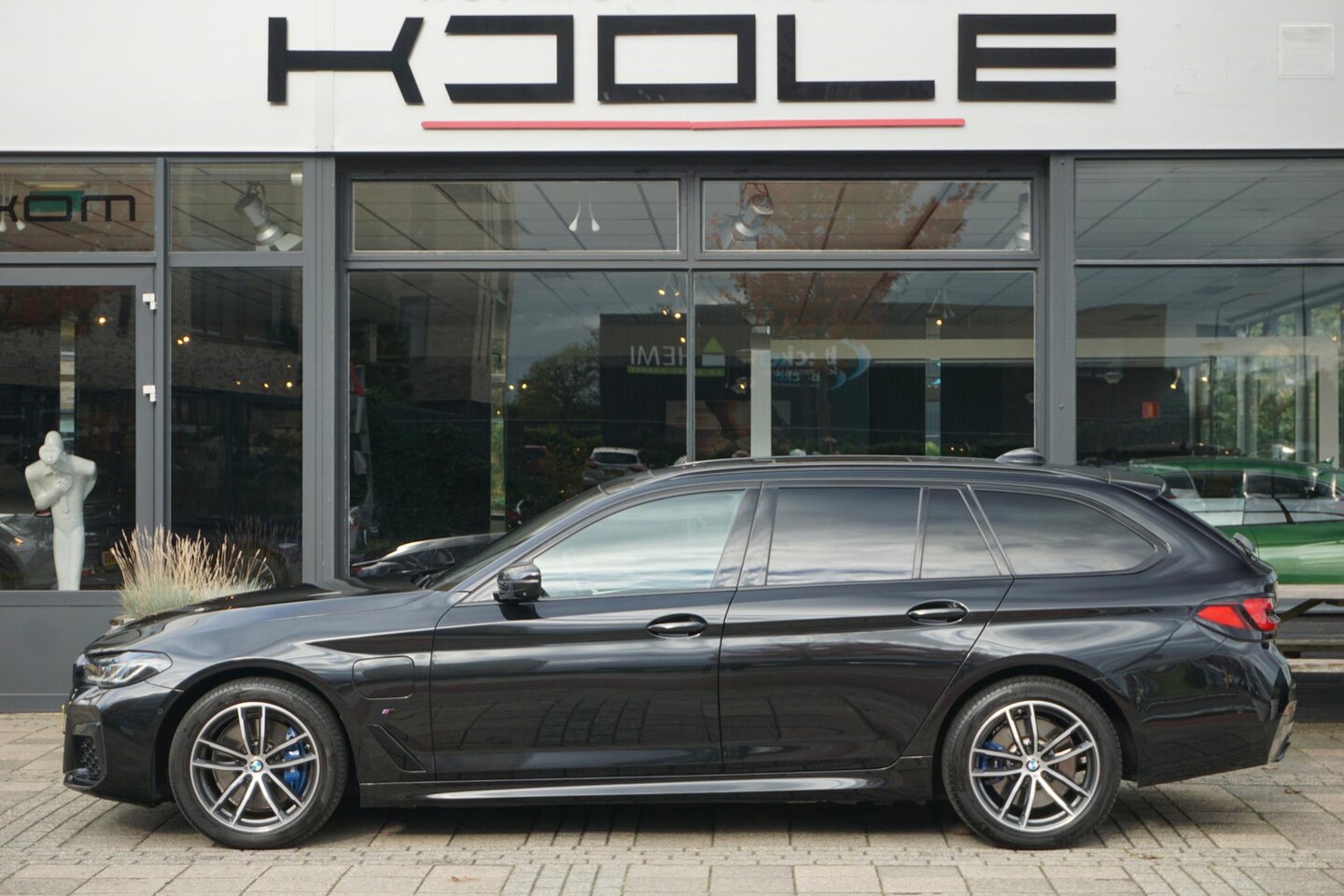 BMW 5-serie Touring - 530e High Executive | M-pakket | PANO | Trekhaak | 360 | softclo - AutoWereld.nl