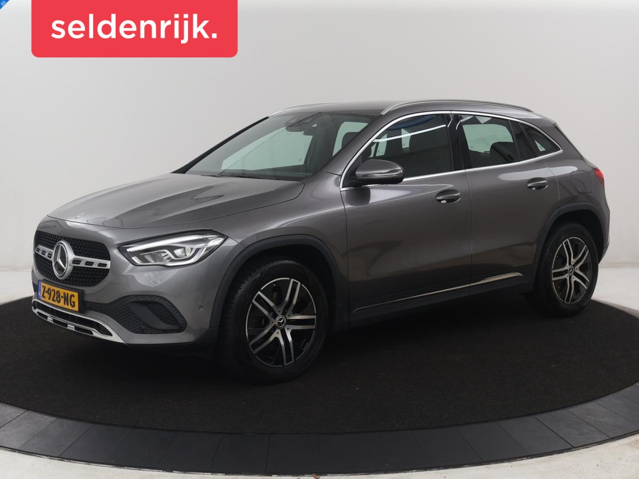 Mercedes-Benz GLA-Klasse - 200 Style Trekhaak | Half leder | Stoelverwarming| Camera | Park assist | Sfeerverlichtin - AutoWereld.nl