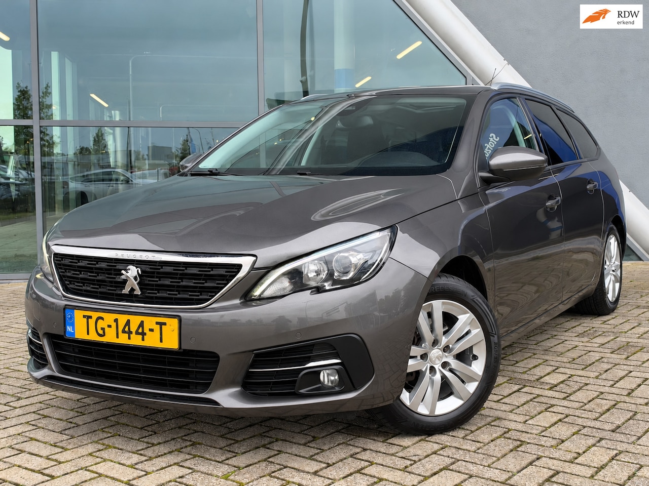 Peugeot 308 SW - 1.2 PureTech Blue Lease Executive Panoramadak / Trekhaak / Cruise Control - AutoWereld.nl