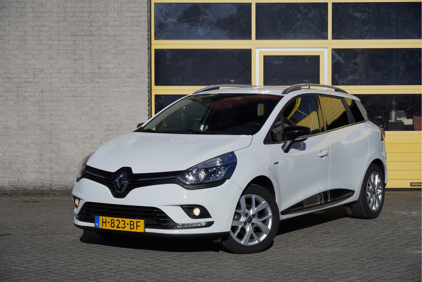 Renault Clio Estate - 0.9 TCe Limited BJ2020 Lmv 16" | Led | Pdc | Keyless entry | Navi | Airco | Cruise control - AutoWereld.nl