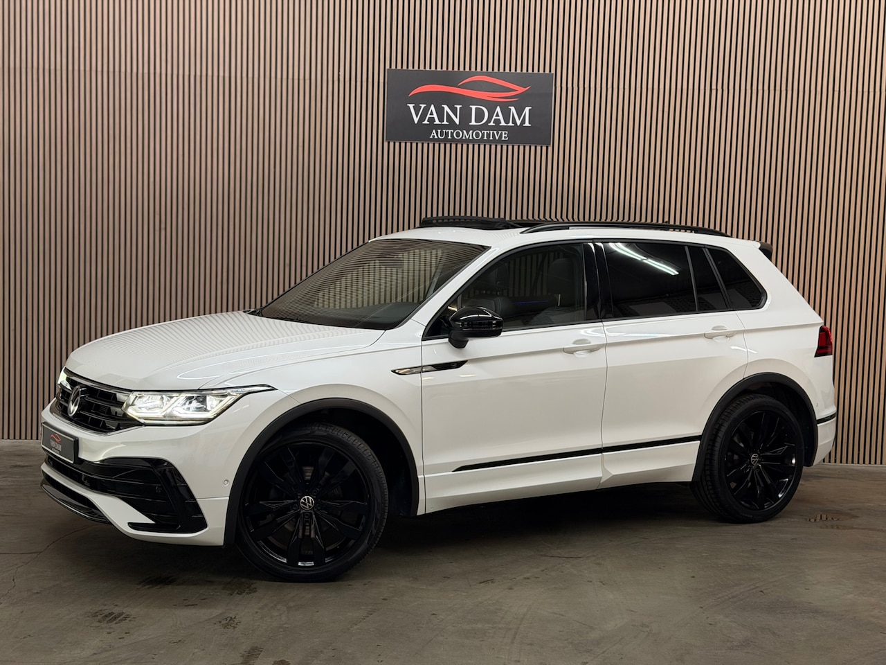 Volkswagen Tiguan - 1.5 TSI 3x R-Line 2023 DSG LED PANO CAMERA - AutoWereld.nl
