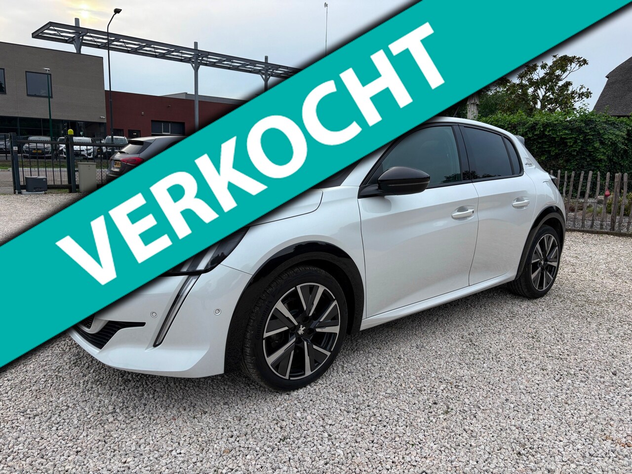 Peugeot 208 - 1.2 101pk GT-Pack Automaat Panorama, Massage, ACC, Apple Carplay - AutoWereld.nl