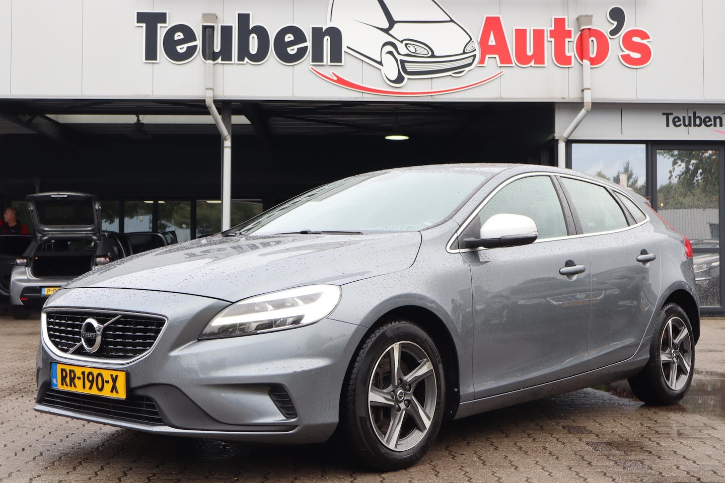 Volvo V40 - 2.0 D3 Business Sport | R-Design | Led verlichting | Climate control | Cruise control | Tr - AutoWereld.nl