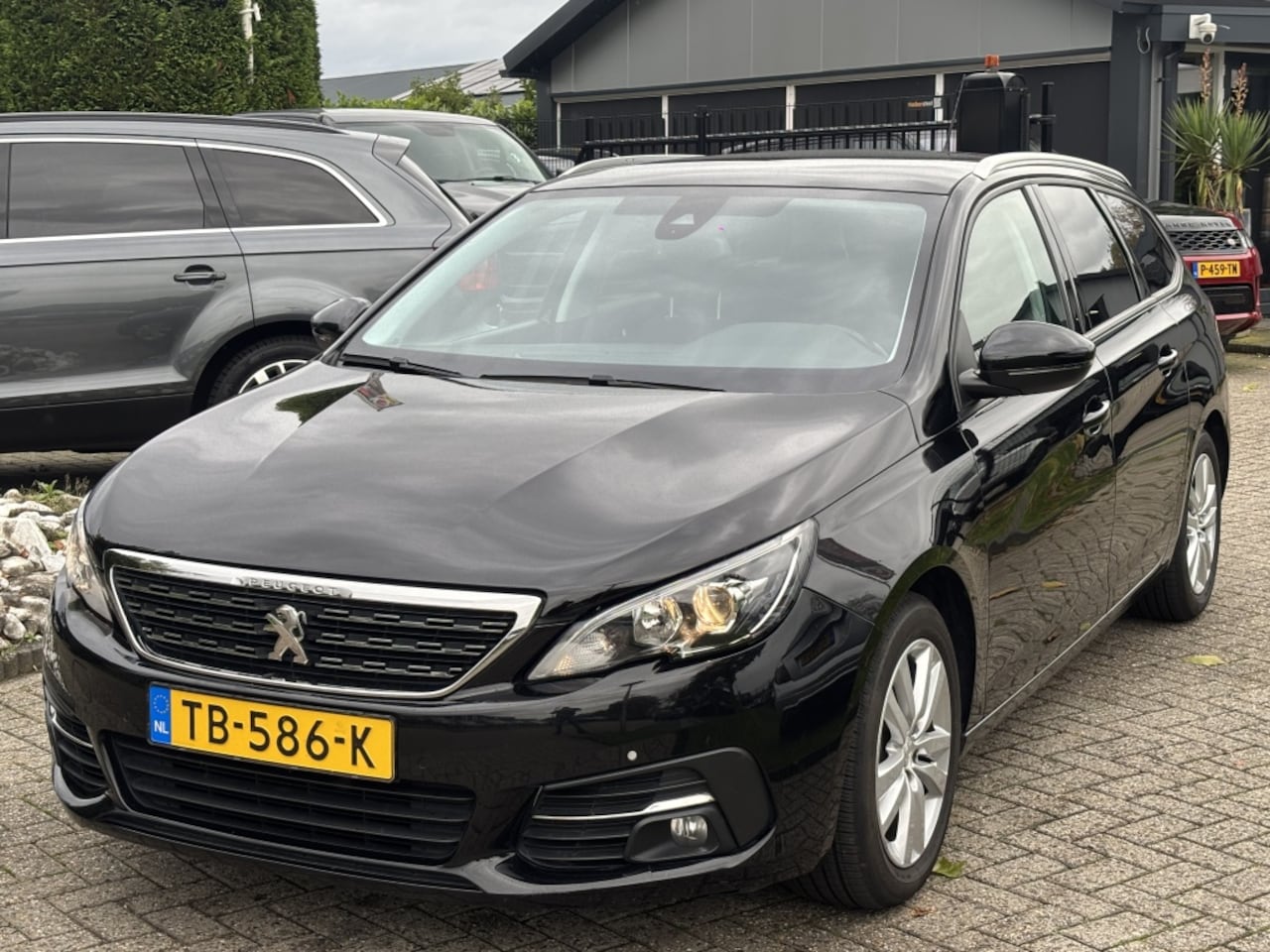 Peugeot 308 SW - 1.2 Benzine Zwart 2018 Facelift 150.000 KM - AutoWereld.nl