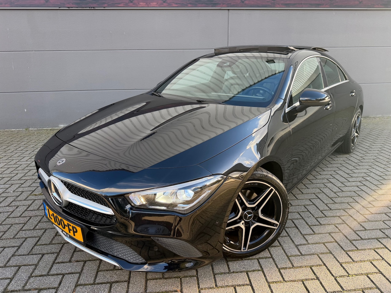 Mercedes-Benz CLA-Klasse - 180 Premium*Automaat*OpenDAK*Leer*Camera*CarPlay-NAVI*APK*Velgen*Cruise - AutoWereld.nl