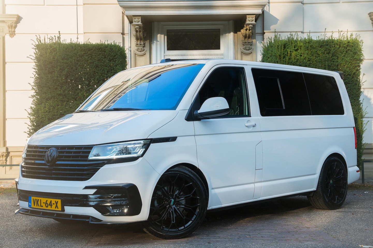 Volkswagen Transporter - 2.0 TDI L1H1 28 LEDER | ALCANTARA HEMEL | ADAPTIVE | TREKHAAK - AutoWereld.nl
