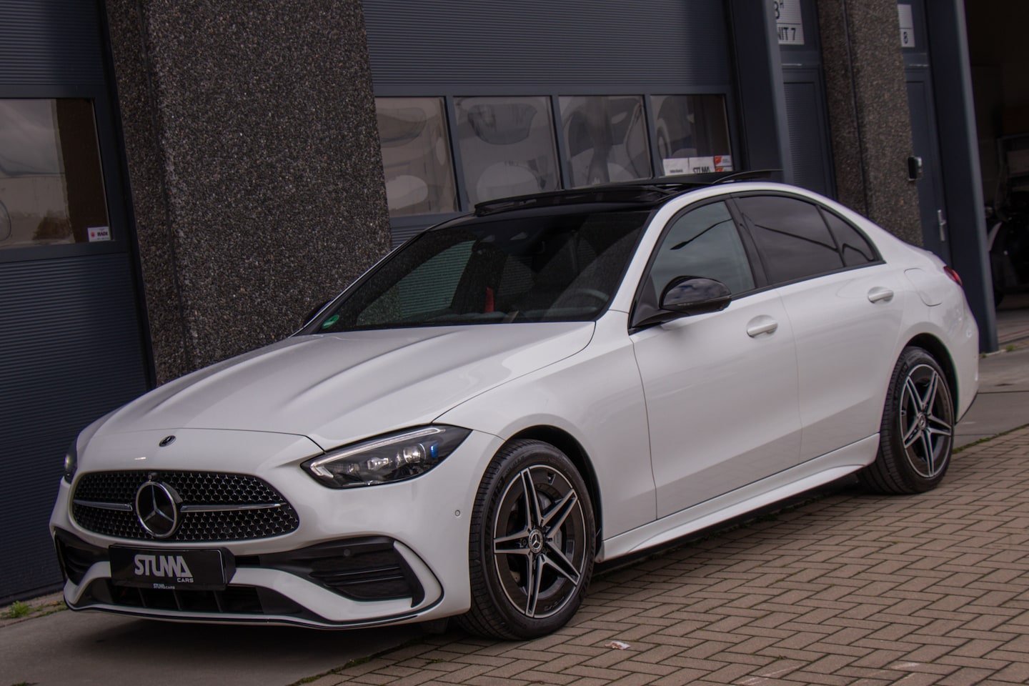 Mercedes-Benz C-klasse - 300 e AMG | C300e | Pano | Luchtvering | 360 View | SoH 98% | Digital Light | Trekhaak | S - AutoWereld.nl