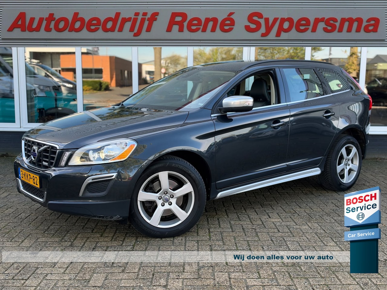 Volvo XC60 - 2.4 D5 AWD R-Design | Trekhaak | Stoelverwarming | Bluetooth | Parkeersensoren - AutoWereld.nl