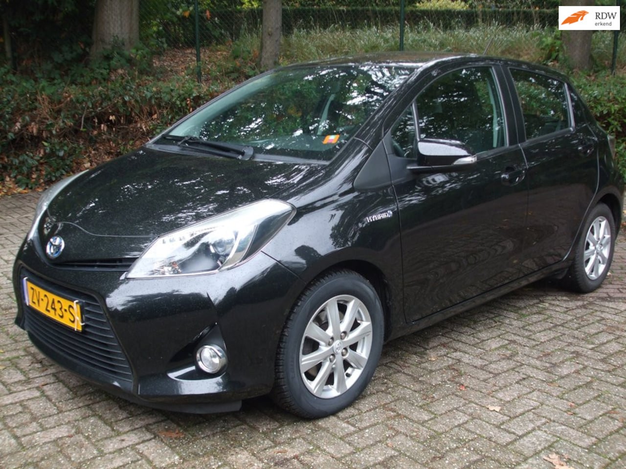Toyota Yaris - 1.5 Full Hybrid Aspiration clima cruise navi zwart 5 deurs - AutoWereld.nl