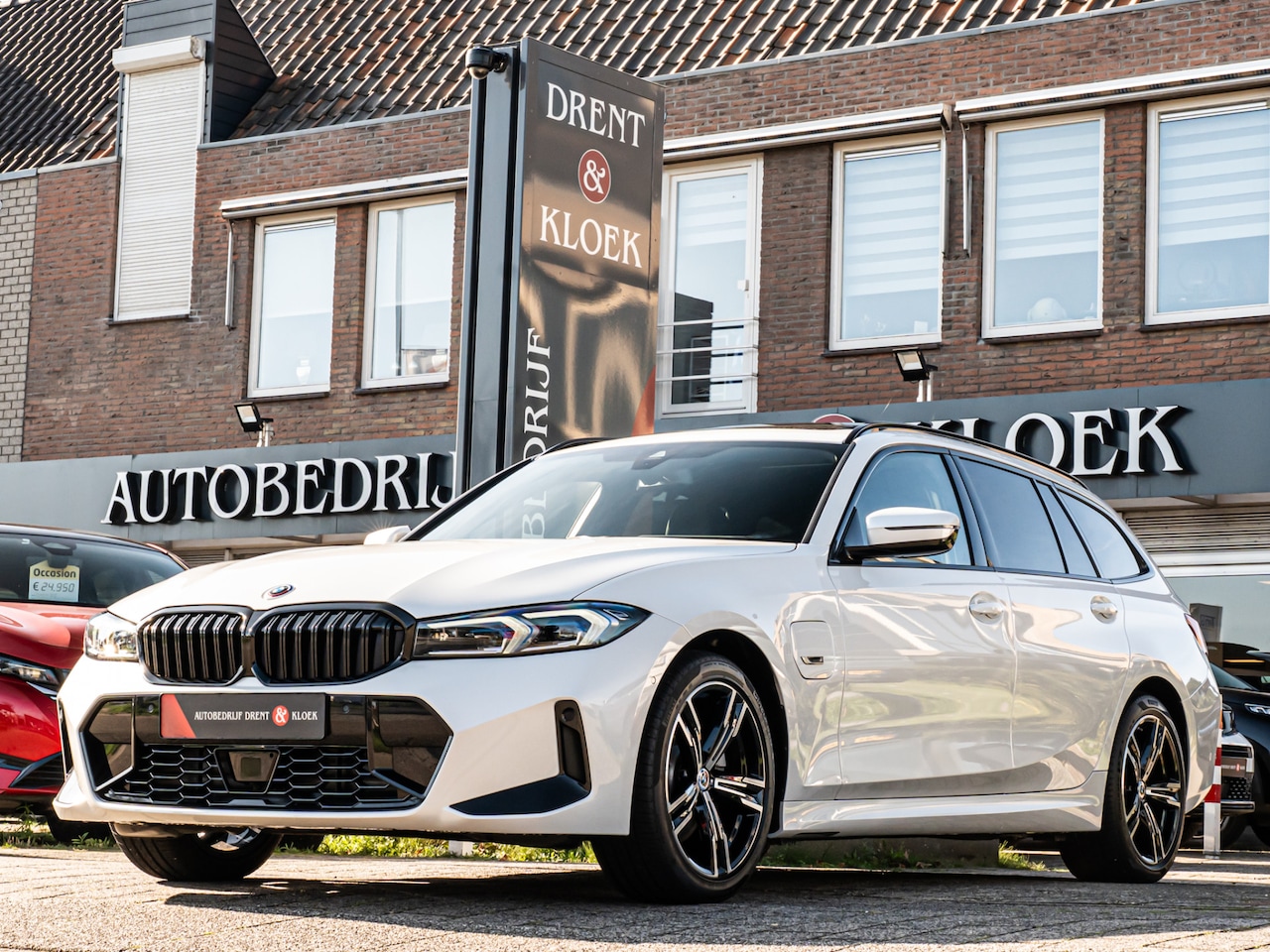 BMW 3-serie Touring - 330e M-Sport PANO CAMERA HUD HIFI ELEK TREKHAAK ADAP LED BOMVOL!! - AutoWereld.nl