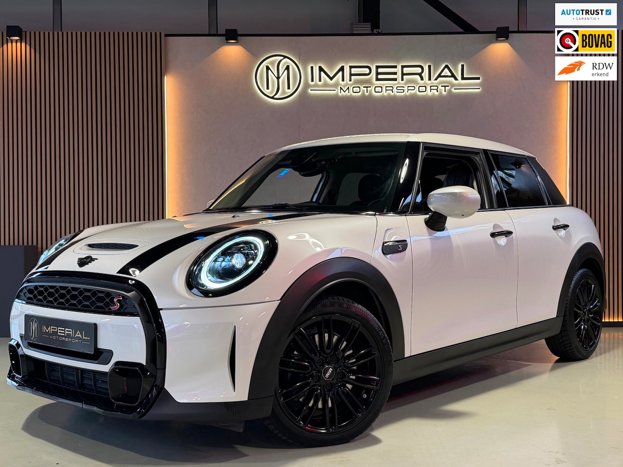 MINI 5-Deurs - 2.0 Cooper S Resolute Go Edition CAM|LED|Stoelver.|Sfeer - AutoWereld.nl