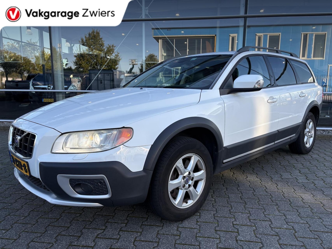 Volvo XC70 - 3.2 Kinetic Automaat / Cruise Control / Leer / Xenon - AutoWereld.nl