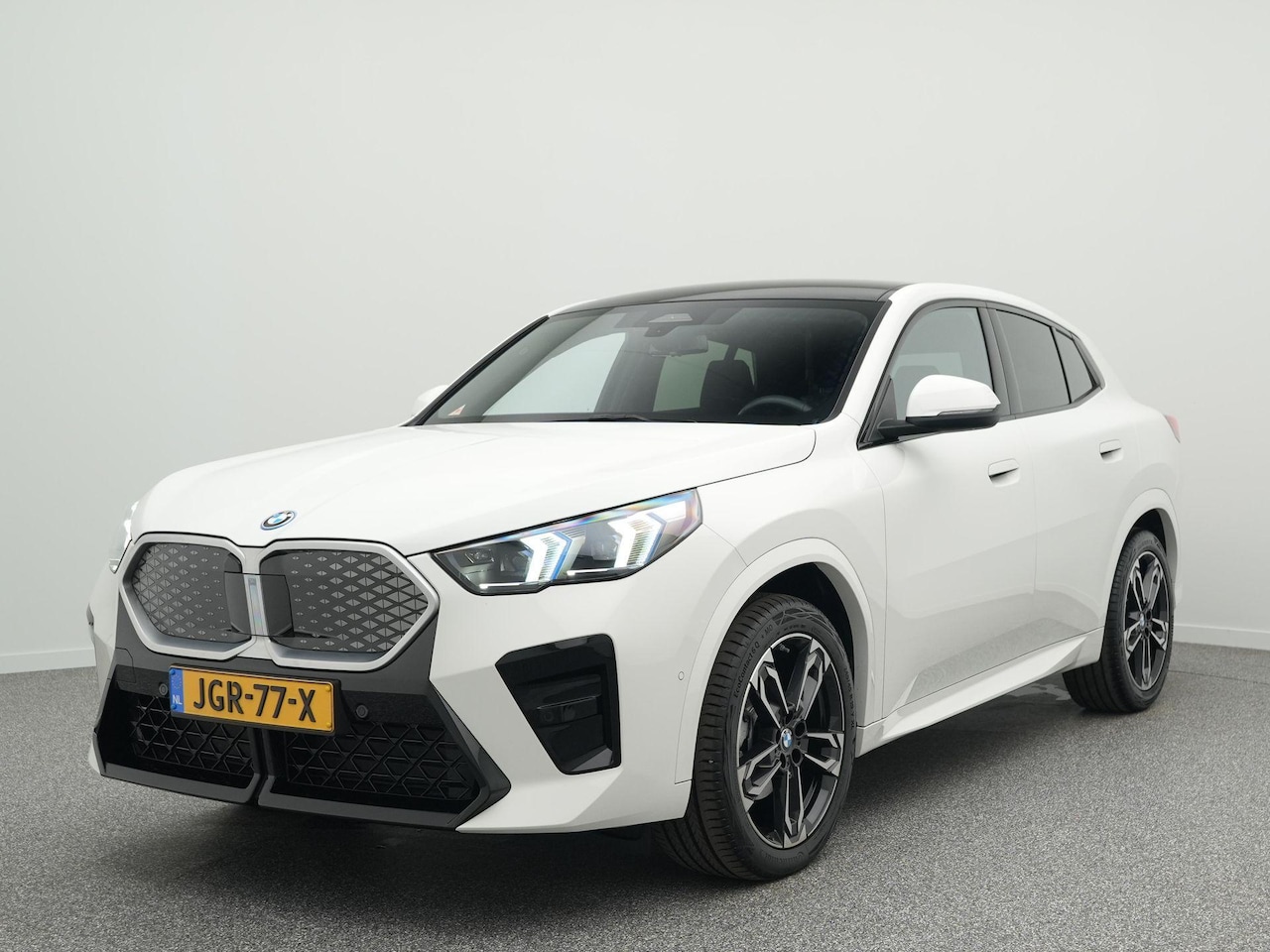 BMW iX2 - eDrive20 M Sport | 67 kWh | Camera | 21'' Lichtmetaal | Navigatie | DAB+ | Adapt. Cruiseco - AutoWereld.nl