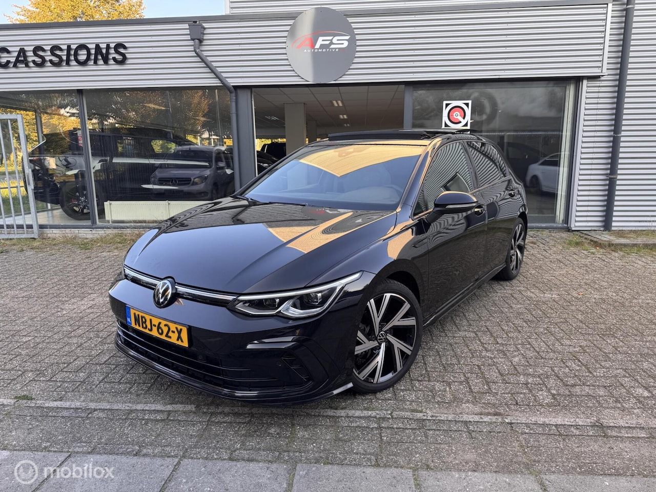 Volkswagen Golf - 1.5 eTSI R-Line / PANO/CAM/CARPLAY/ACC - AutoWereld.nl