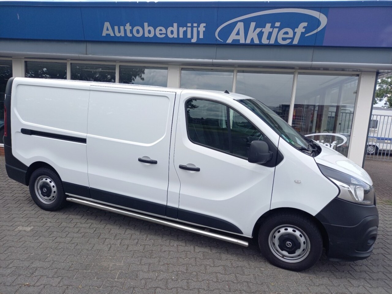 Nissan nv300 - 2.0 DCI L2H1 Automaat 3-zits - AutoWereld.nl