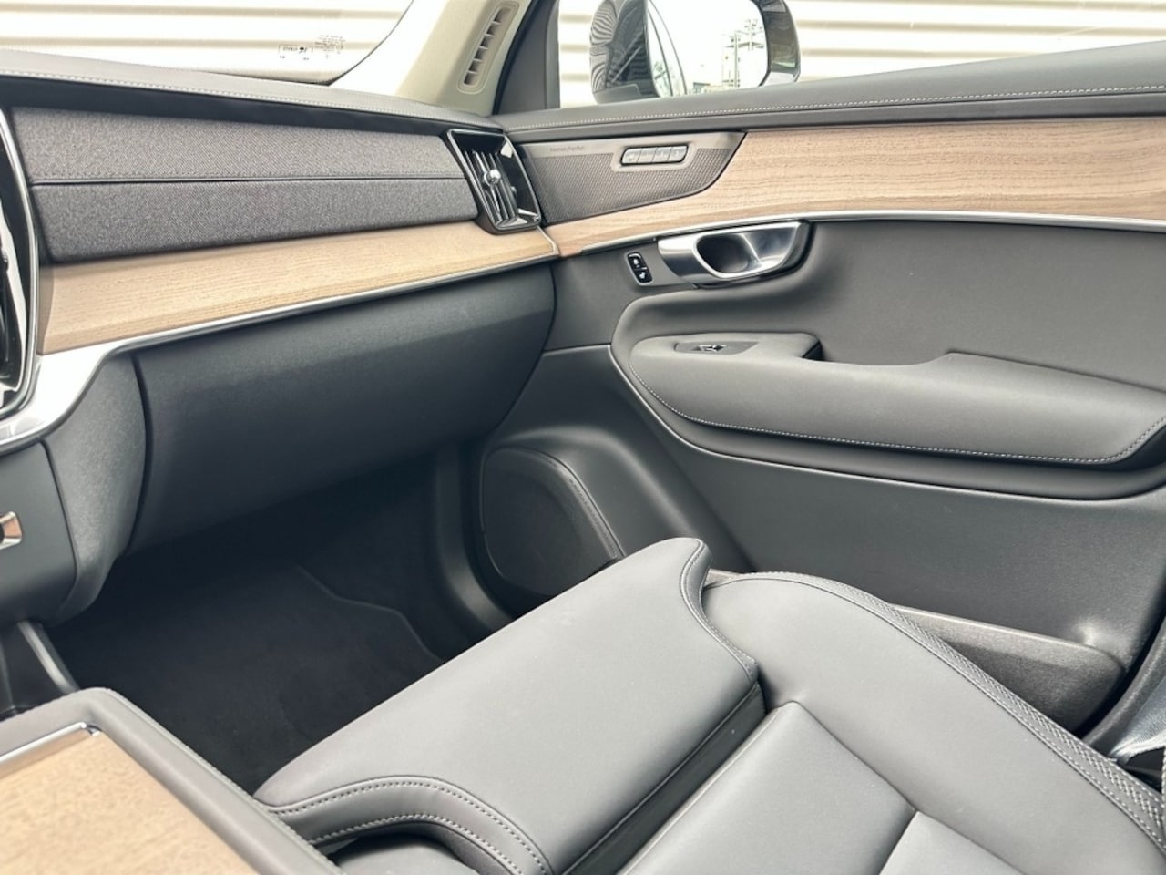 Volvo XC90 - 2.0 T8 ULTRA DARK LUCHTVERING TREKHAAK PANO 360C 7 ZITS - AutoWereld.nl
