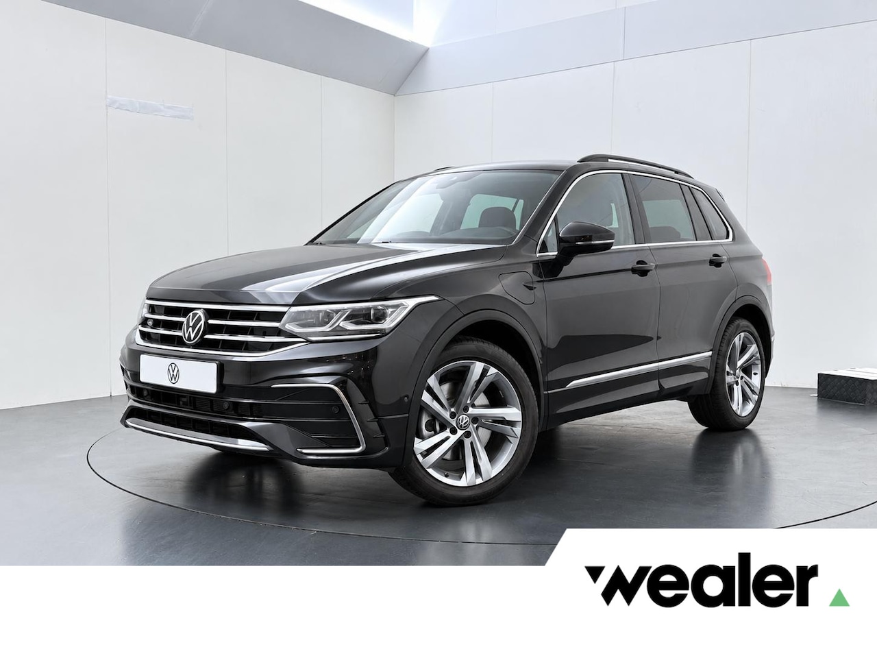 Volkswagen Tiguan - 1.4 TSI eHybrid R-Line Business | 245 PK | SoH 100% | Adaptive Cruise Control | Achteruitr - AutoWereld.nl