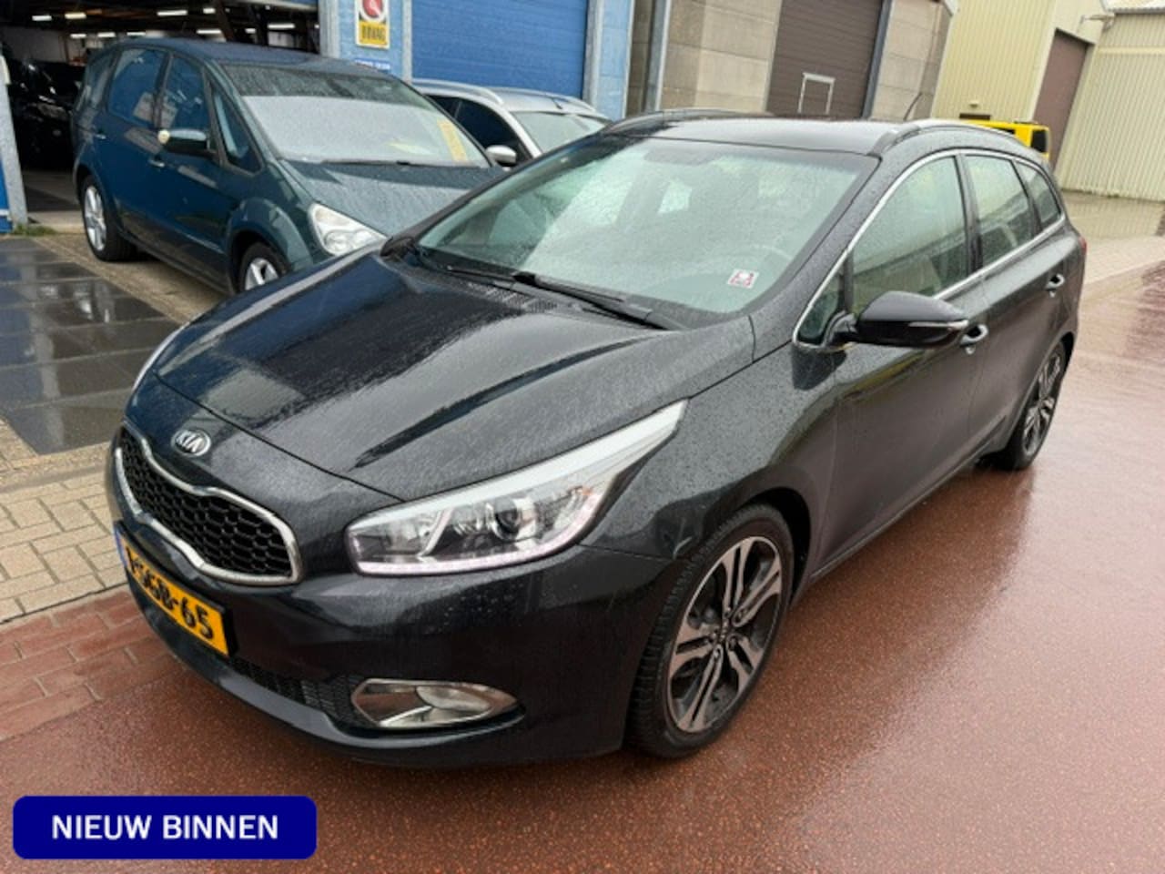 Kia Cee'd Sportswagon - 1.6 GDI Business Pack 2013 Navigatie + Camera 2 sleutels en alle boekjes zijn aanwezig. - AutoWereld.nl
