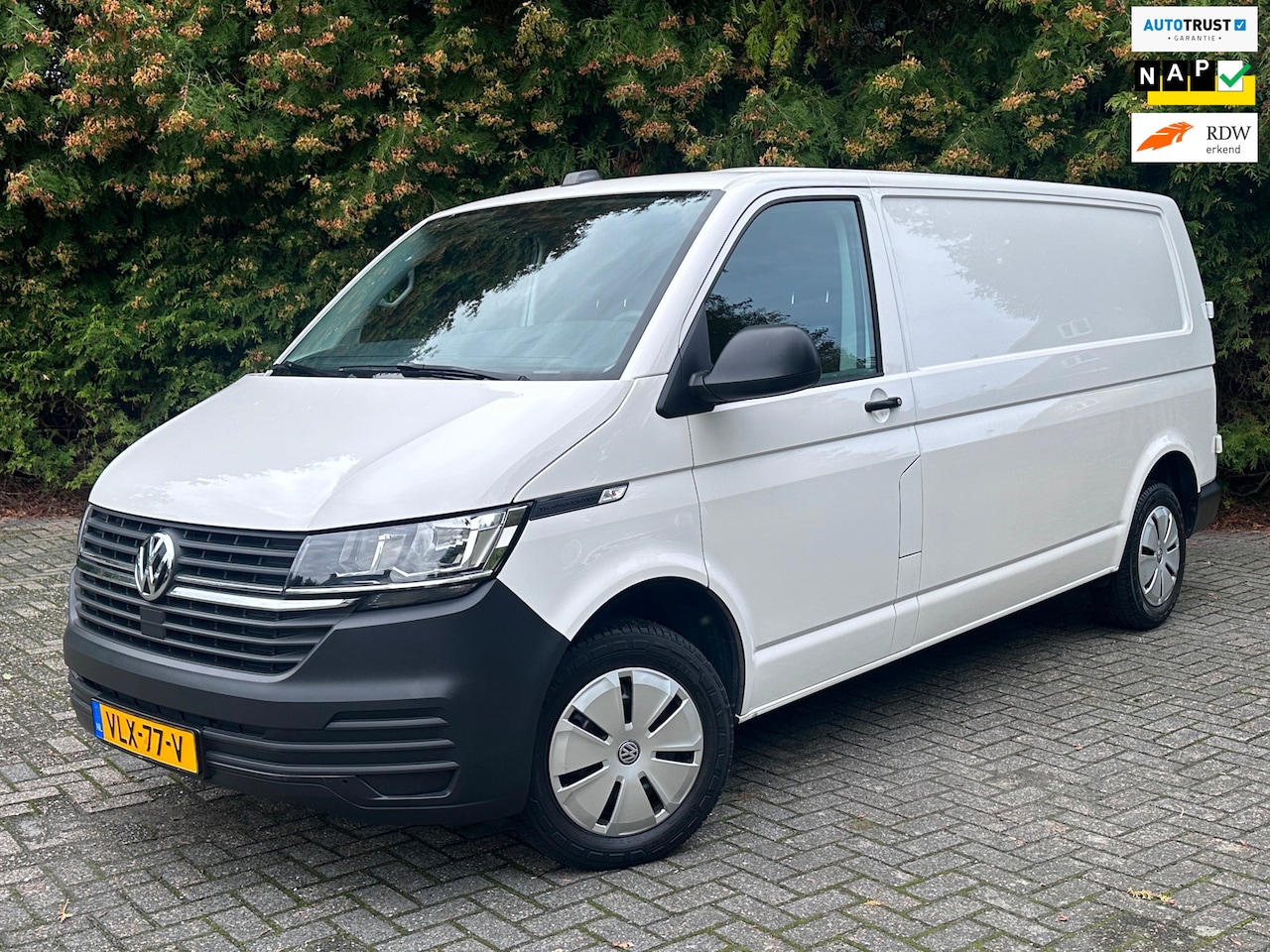 Volkswagen Transporter - 2.0 TDI L2H1 28 110PK | AIRCO | NAVI | PDC | Cruise Control | DAB+ - AutoWereld.nl