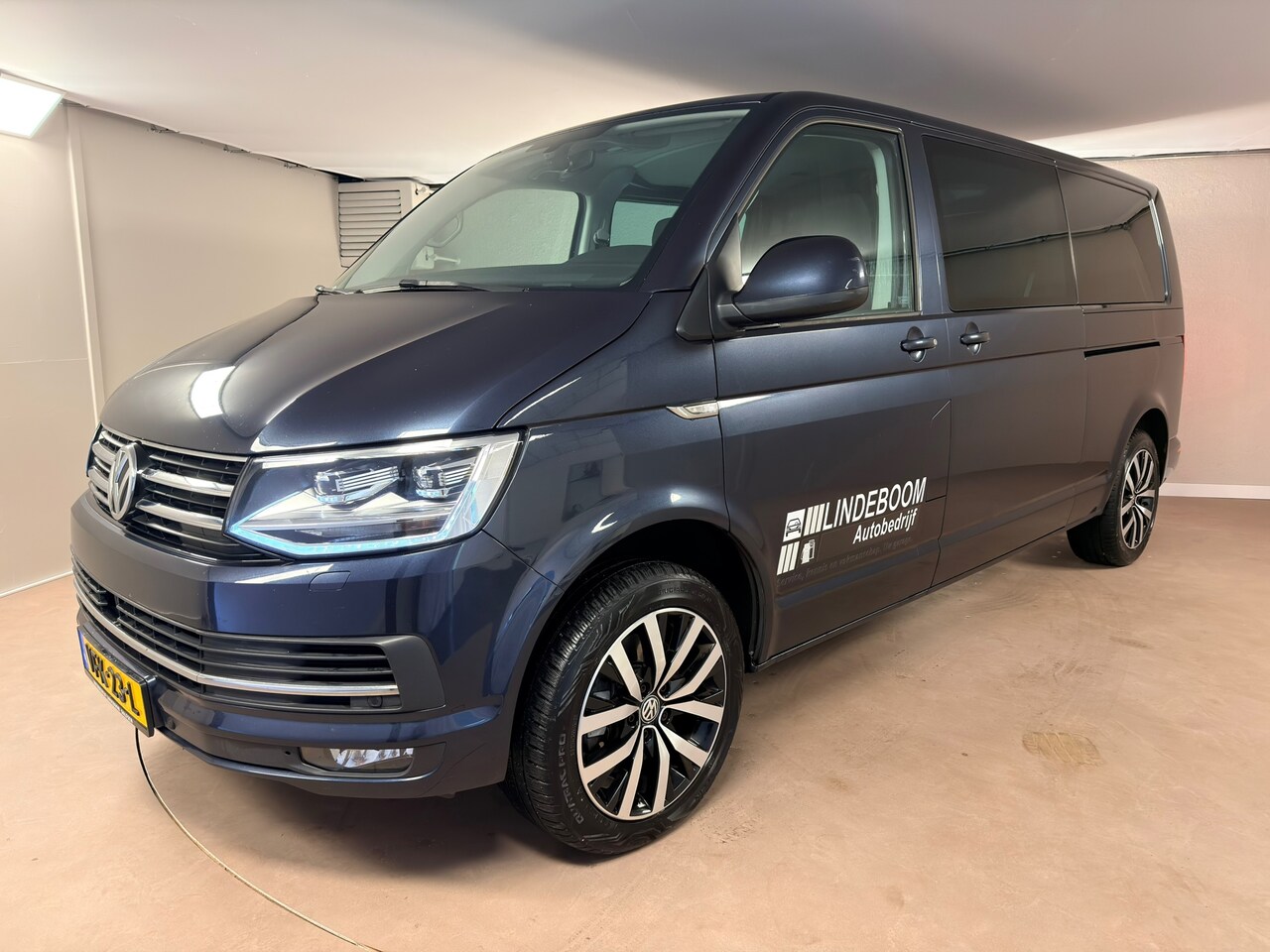 Volkswagen Transporter - 2.0 TDI L2H1 DC Highline ACC, Dubbele schuifdeur, Automaat, Camera, Stoel verwarming - AutoWereld.nl