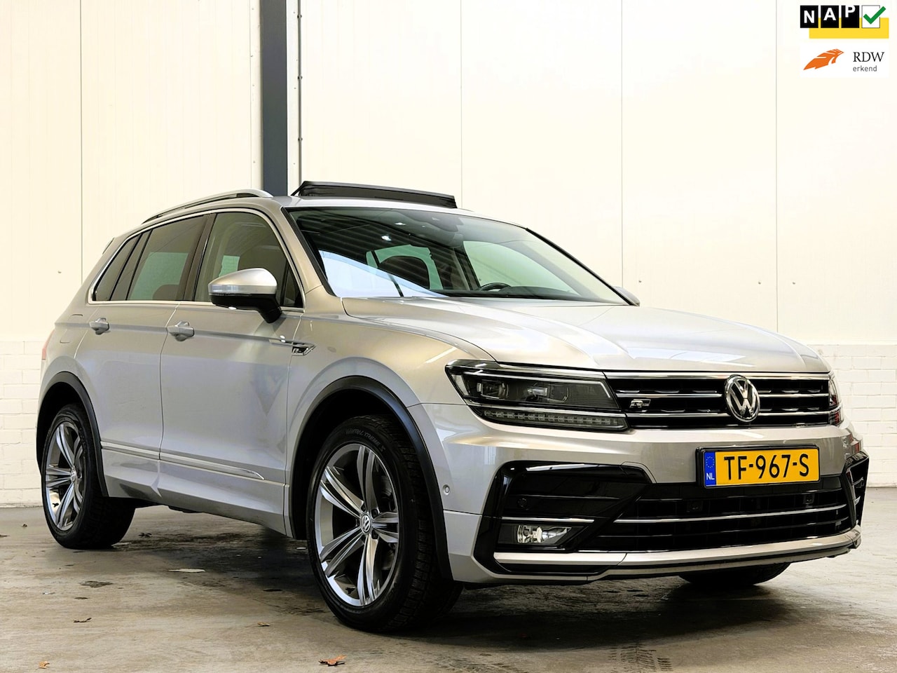 Volkswagen Tiguan - 1.4 TSI 4Motion R-Line|Pano|1e Eigenaar|Dealer O.H.|Org NL|Camera - AutoWereld.nl