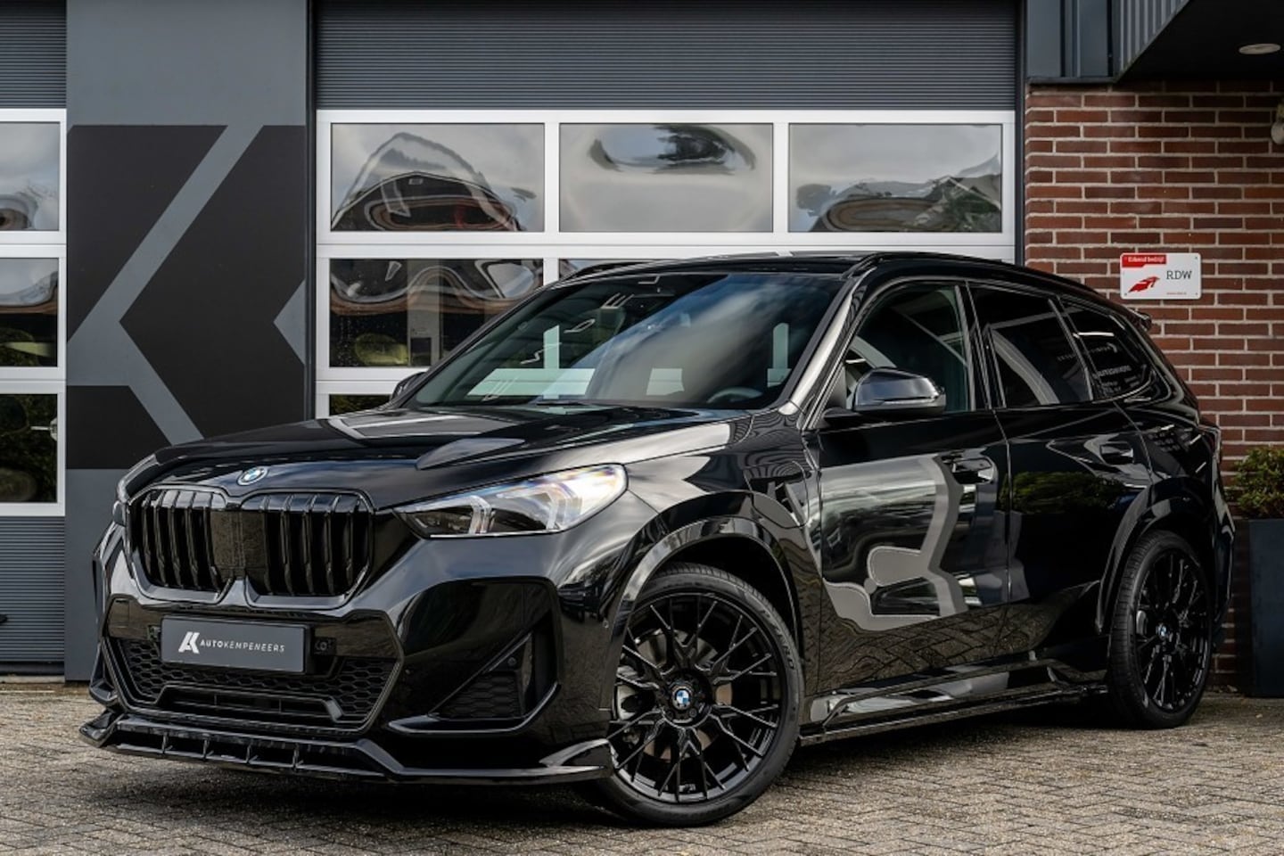 BMW X1 - 30e xDrive M Sport | Driving Ass. Plus | Panoramadak | Camera | Trekhaak | - AutoWereld.nl