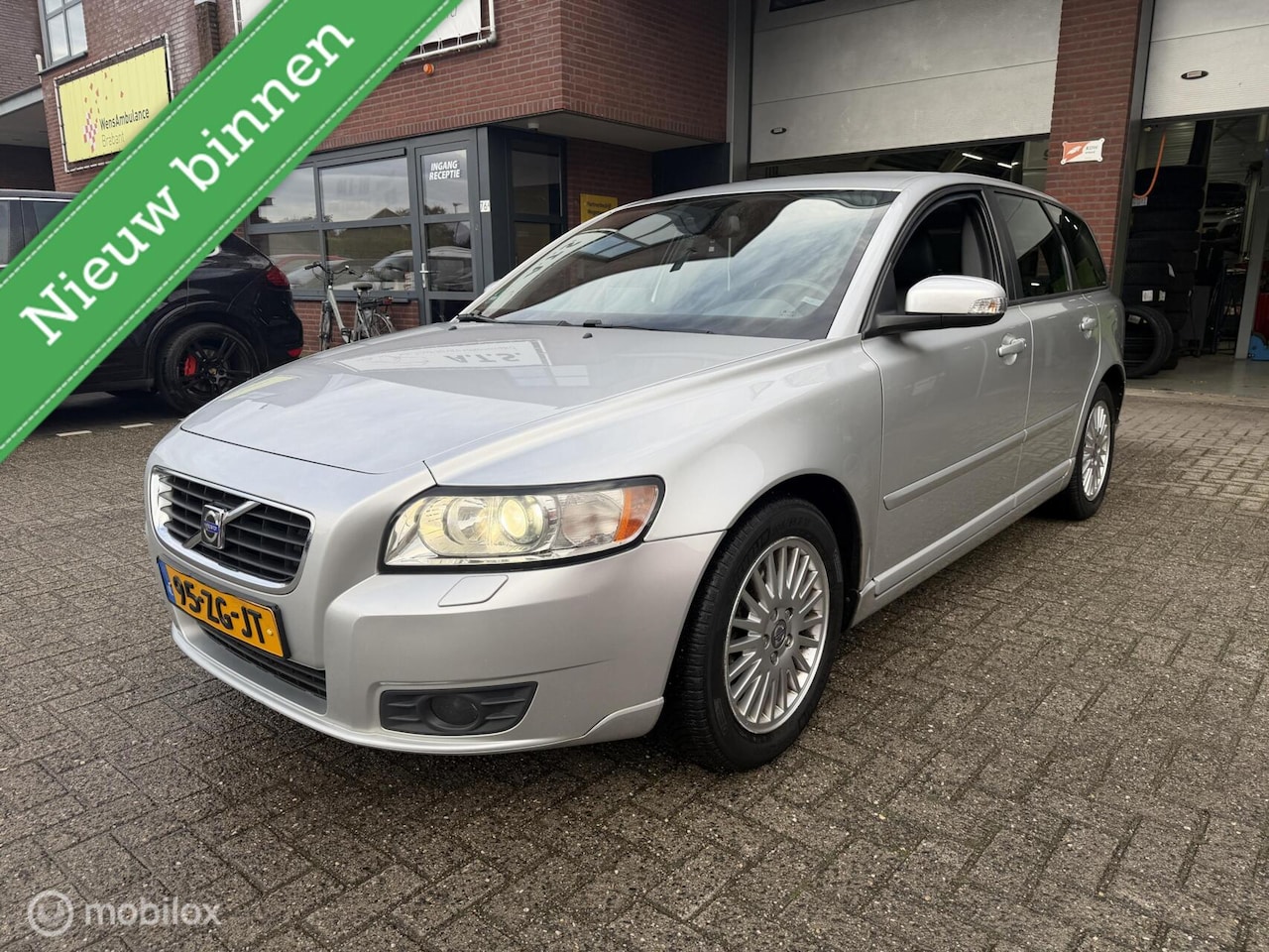 Volvo V50 - 2.4 Summum AUTOMAAT*LEDER*CLIMA*TREKHAAK*PDC* - AutoWereld.nl