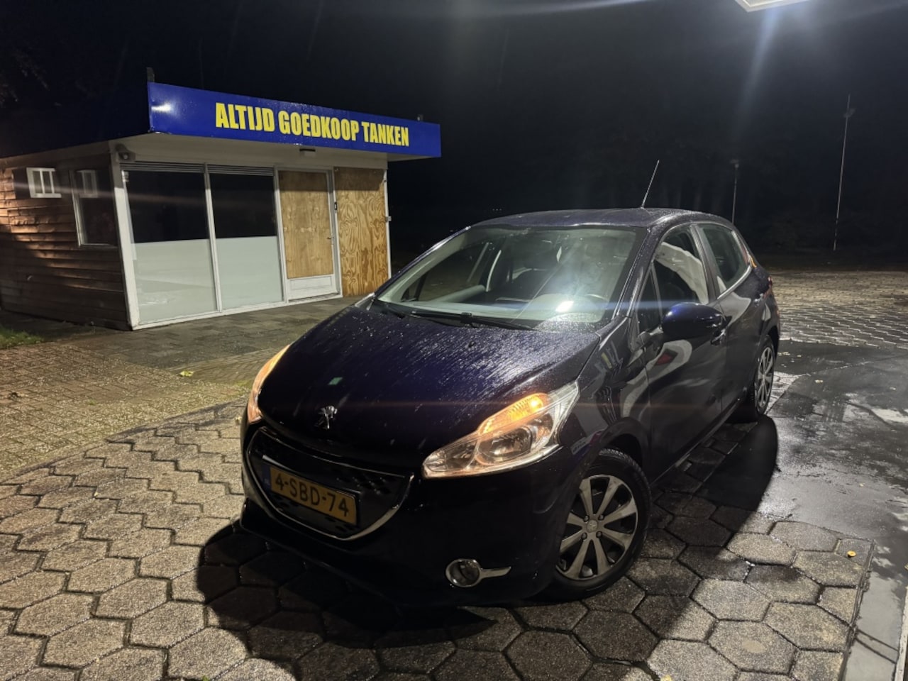 Peugeot 208 - 1.4 HDI AUTOMAAT NAVI CLIMA CRUISE NETJES - AutoWereld.nl
