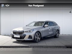 BMW 5-serie Touring - 530e M Sport Edition M-Sport | Trekhaak | Glazen Dak | Driving Assistant Plus | 20 inch
