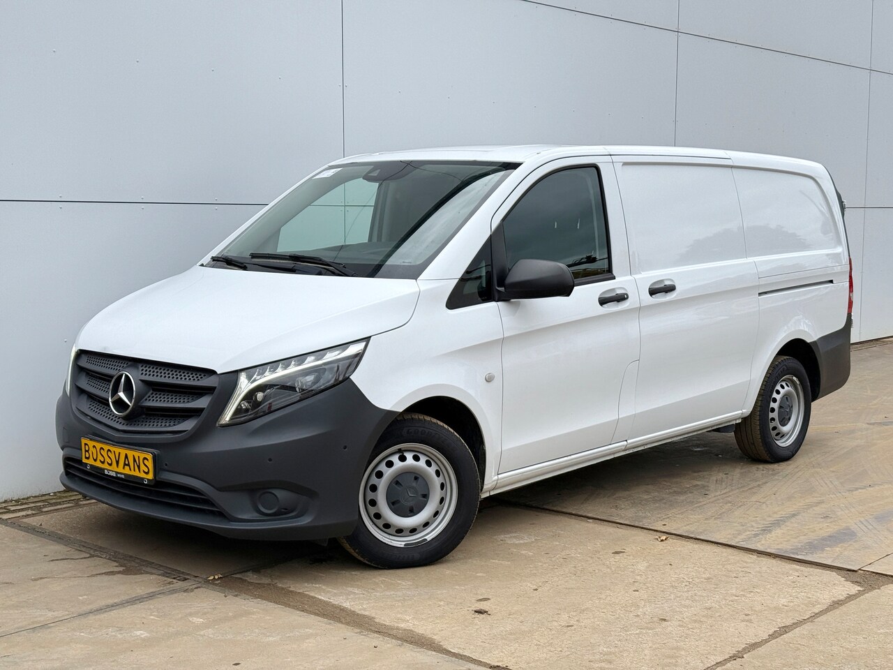 Mercedes-Benz Vito - 114 1.9 CDI L2H1 Dubbele schuif LED Climate Control Camera Cruise Control Carplay Parkeers - AutoWereld.nl
