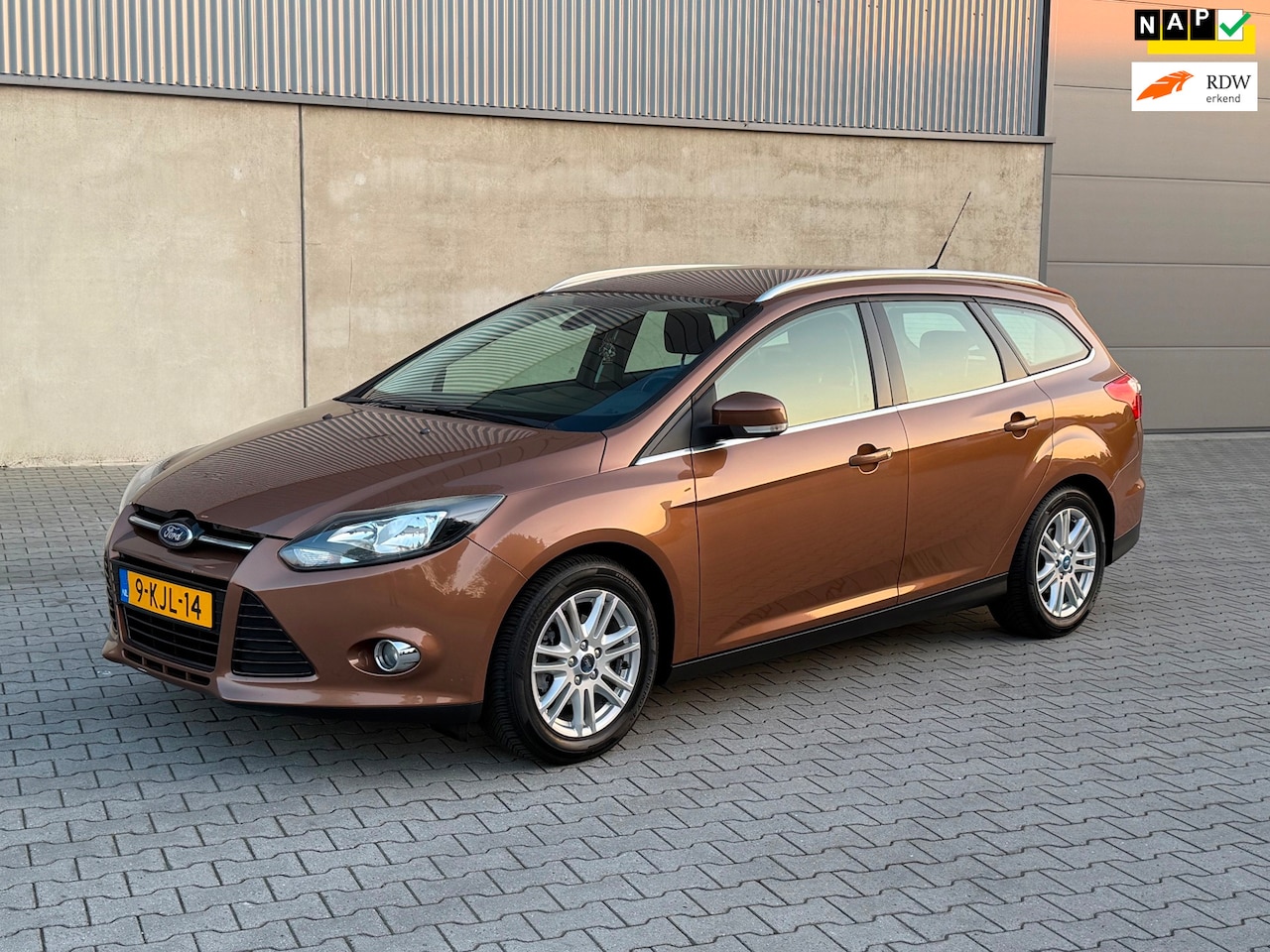Ford Focus Wagon - 1.0 EcoBoost Titanium APK 04-05-2027+NAVIGATIE+CRUISE+PDC+CLIMATE AIRCO+LM VELGEN+TREKHAAK - AutoWereld.nl