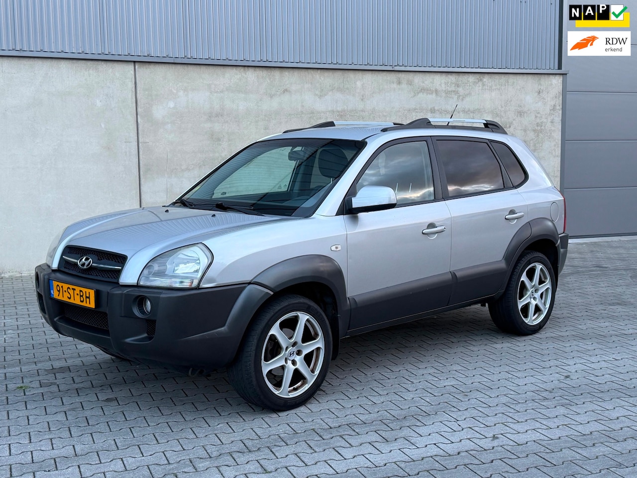 Hyundai Tucson - 2.0i Dynamic World Cup edition LEDER+CRUISE CONTROL+CLIMATE AIRCO+PDC+LM VELGEN+TREKHAAK - AutoWereld.nl