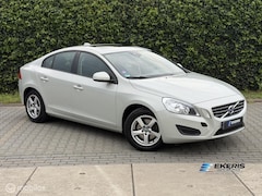 Volvo S60 - 1.6 T3 Kinetic | Pano | Navi | Trekhaak | NW Apk
