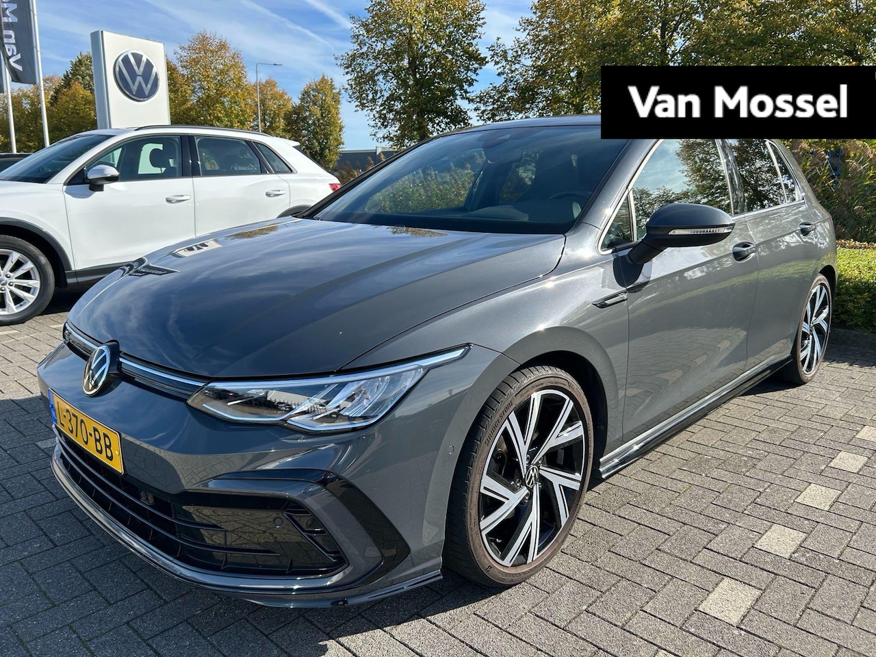 Volkswagen Golf - 1.5 eTSI R-Line | Automaat | Navigatie | Camera | Apple carplay | 18 Inch Velgen | Airco | - AutoWereld.nl