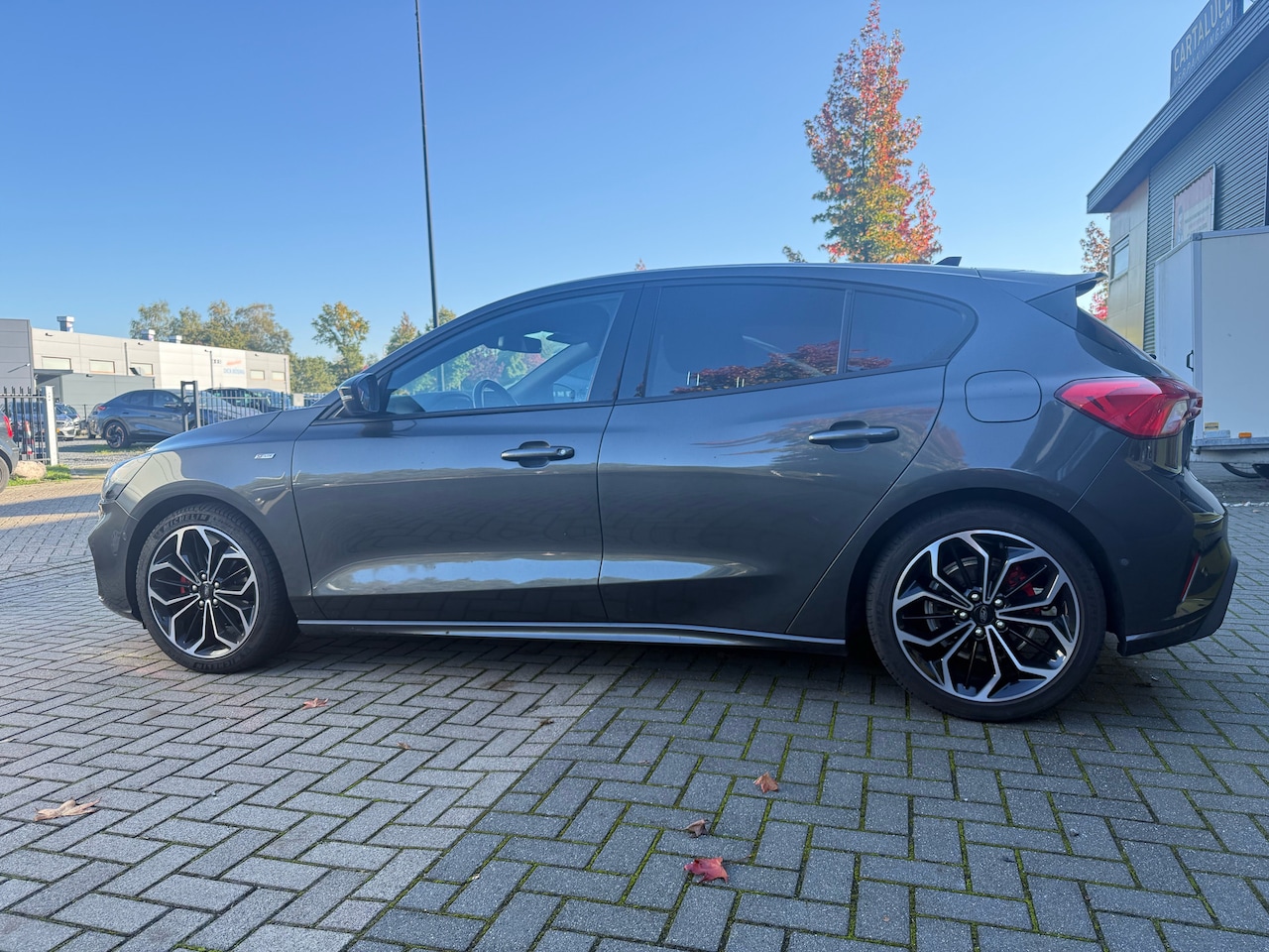 Ford Focus - 1.0 125 pk ST-line X panoramadak, winterpakket, 19 inch lm, trekhaak, CarPlay, adp. koplam - AutoWereld.nl