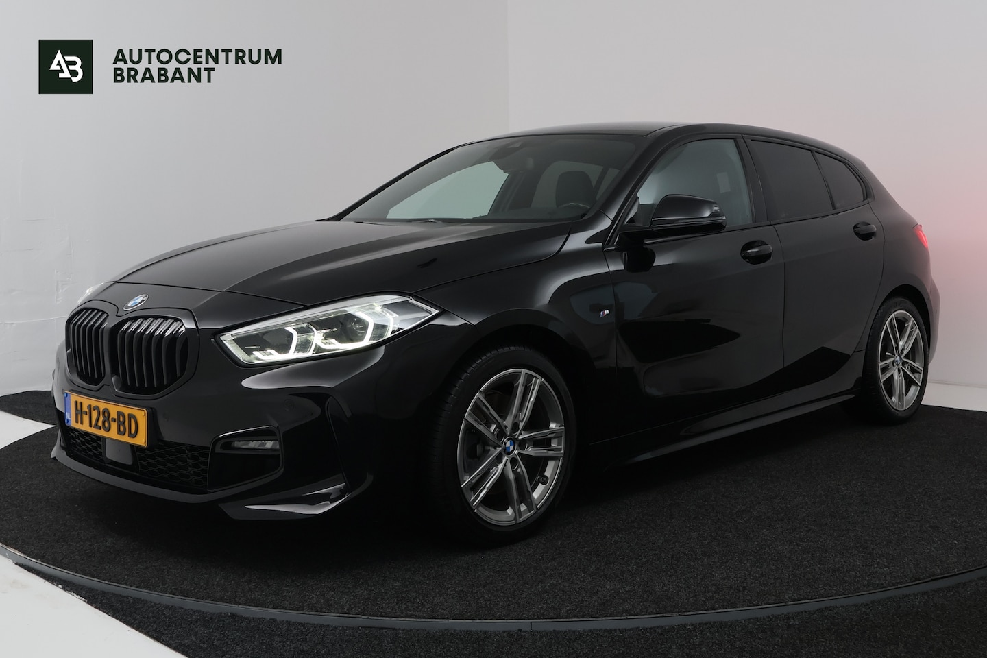 BMW 1-serie - 118i Executive Edition (CAMERA, SFEERVERLICHTING, NAVIGATIE CARPLAY, DIGITALE COCKPIT) - AutoWereld.nl
