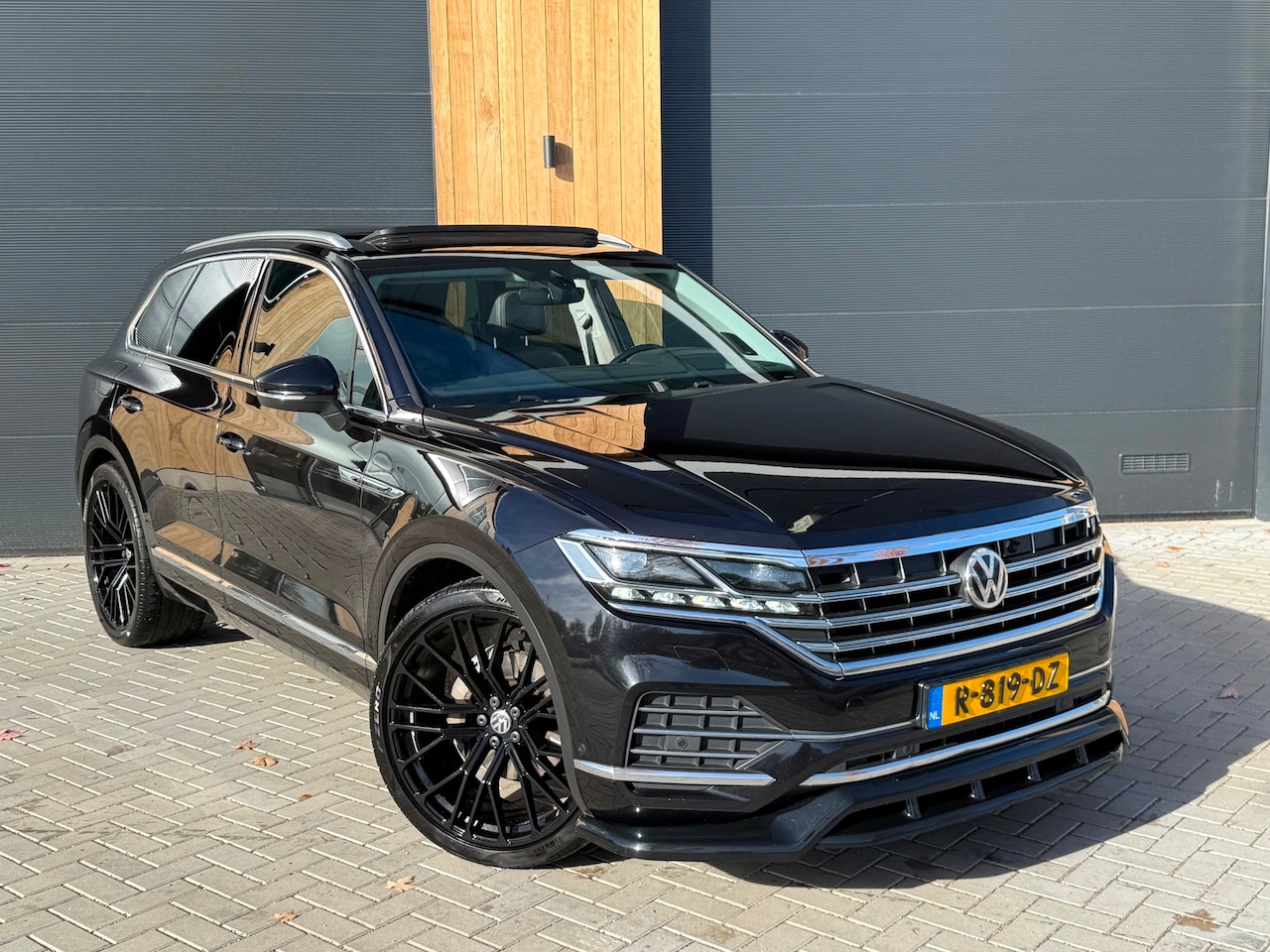 Volkswagen Touareg - 3.0 TDI R-Line (bj 2018) MASSAGE|PANO|XENON|LEER|STOELKOELING|VOL! - AutoWereld.nl