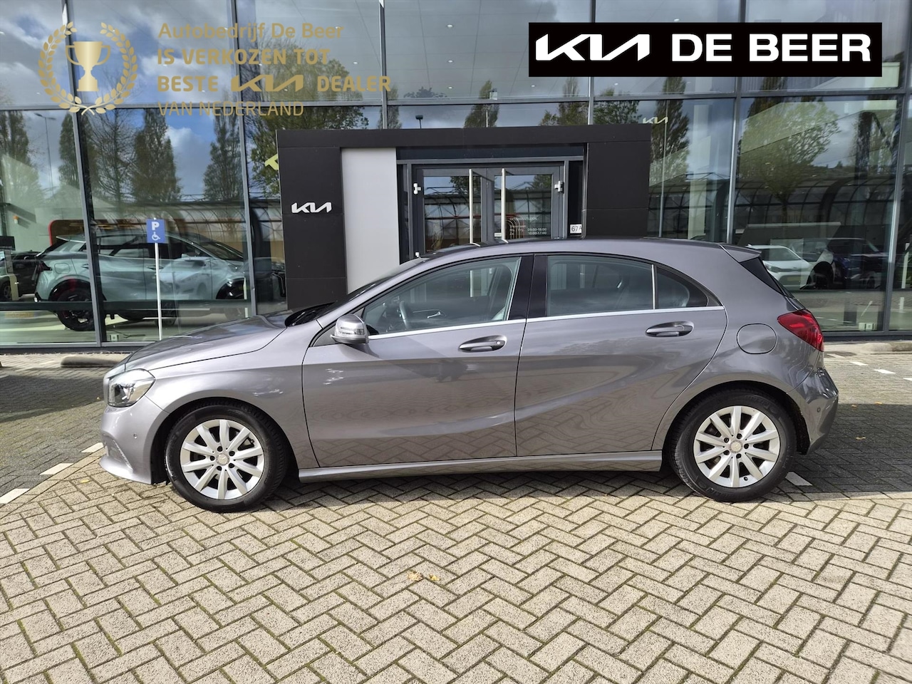 Mercedes-Benz A-klasse - A180 122pk 7G-DCT Automaat Editon Ambition Navi/ Clima/ Cruise/ LM - AutoWereld.nl