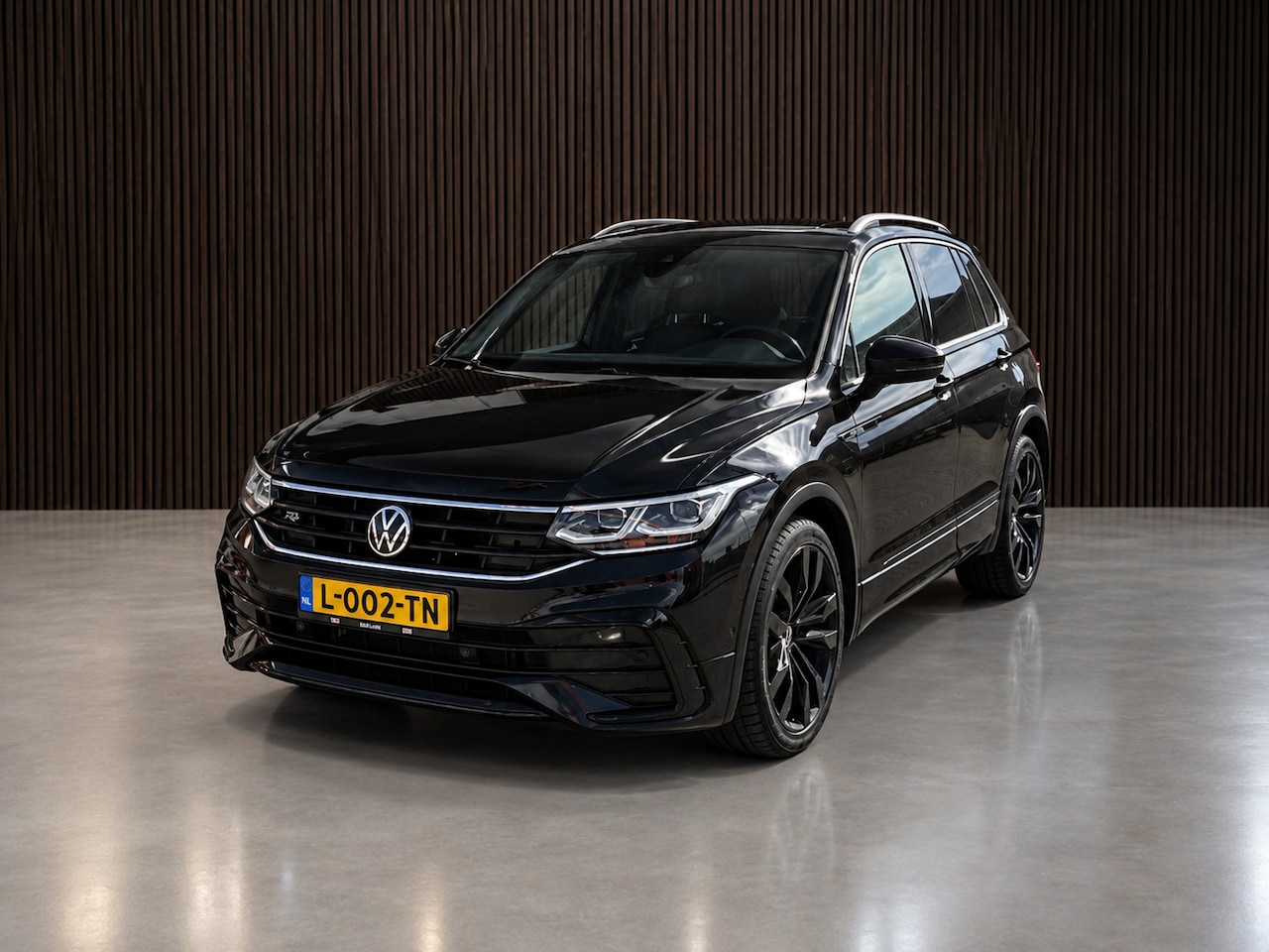 Volkswagen Tiguan - 1.5 TSI R-Line Business 3x R-Line IQ-light pano DSG - AutoWereld.nl